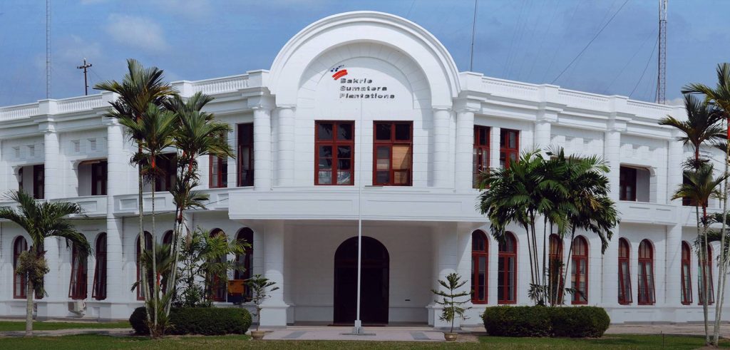 Pabrik pengolahan sawit Bakrie Sumatera Plantations dan kebun plasma petani